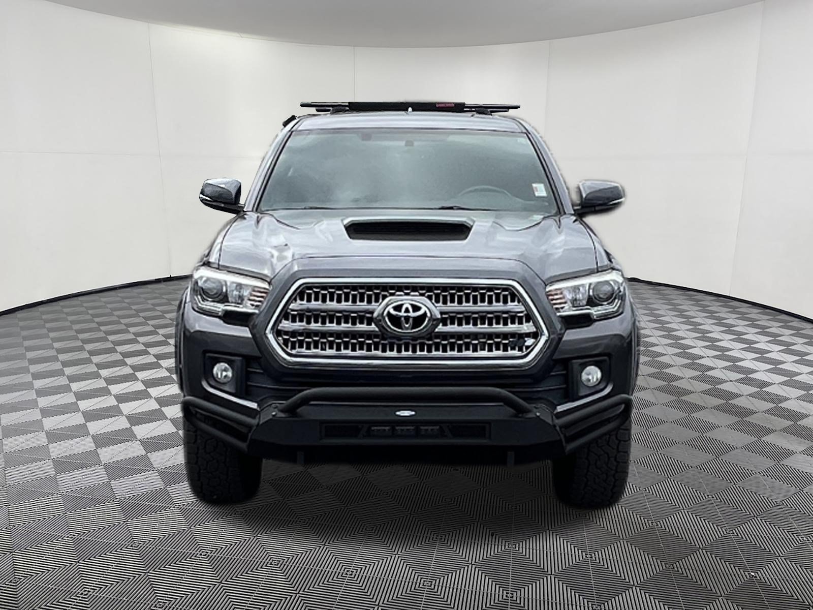 Used 2017 Toyota Tacoma TRD Sport w/ Premium & Technology Package AWD/4WD image 2