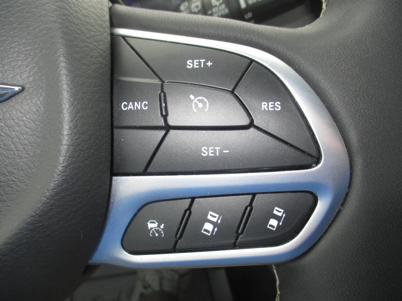 Used 2023 Chrysler Pacifica Touring-L FWD image 33