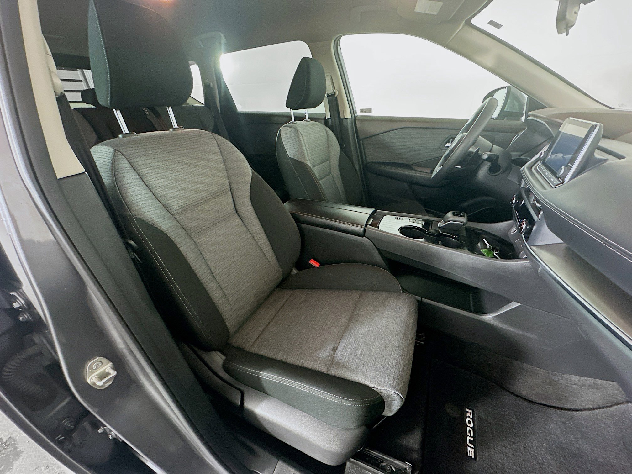 Used 2023 Nissan Rogue SV image 30