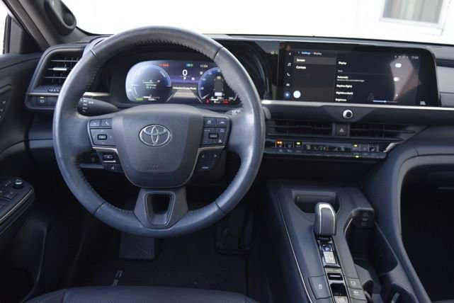 Used 2023 Toyota Crown Limited image 5