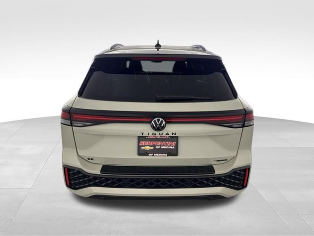 Used 2025 Volkswagen Tiguan SE R-Line AWD/4WD image 6