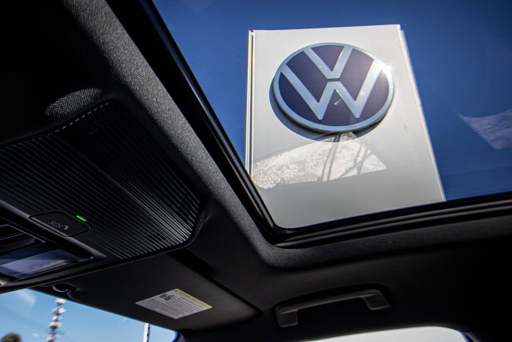 New 2026 Volkswagen Tiguan SE R-Line FWD image 2