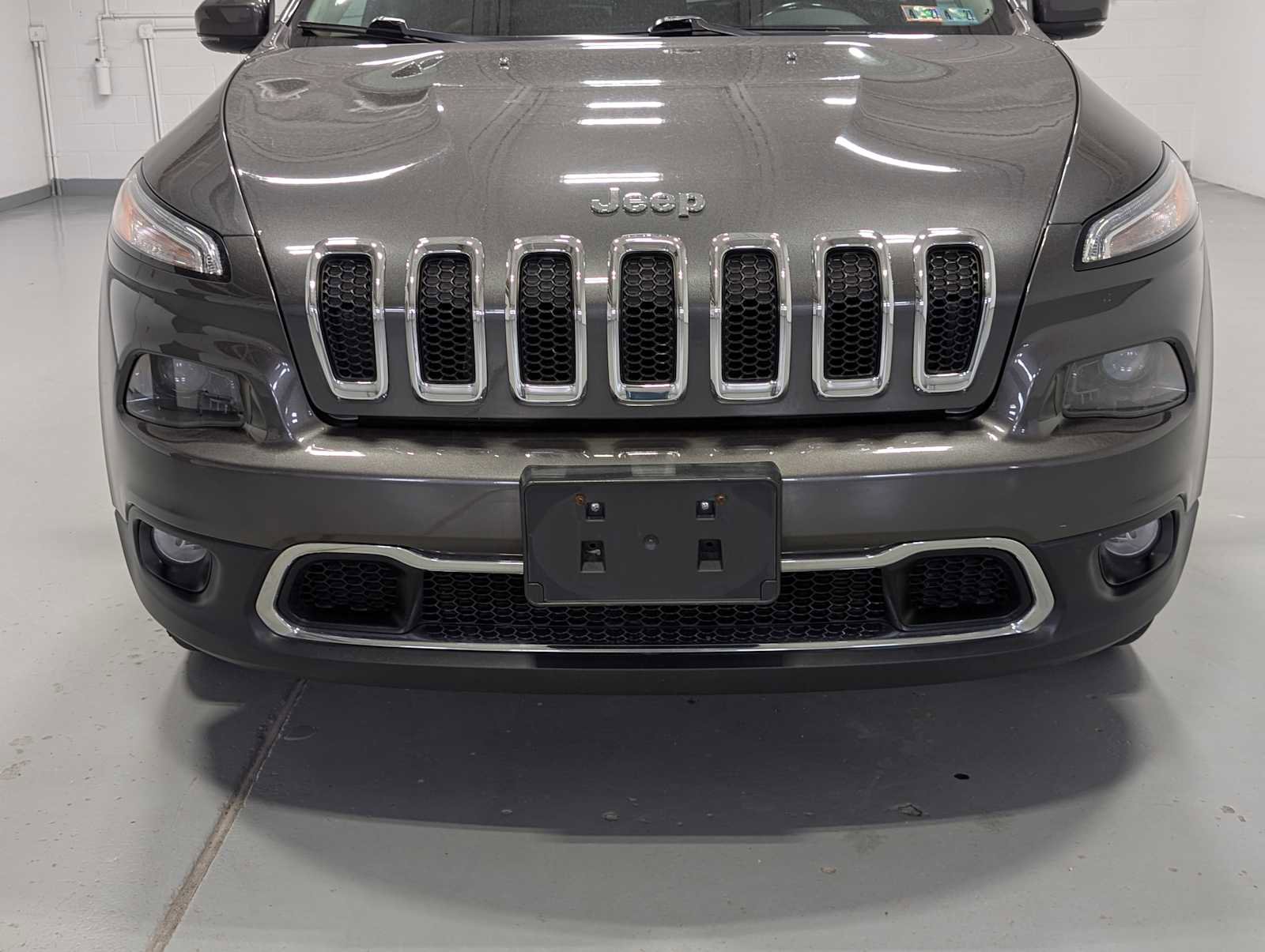 Used 2017 Jeep Cherokee Limited AWD/4WD image 2