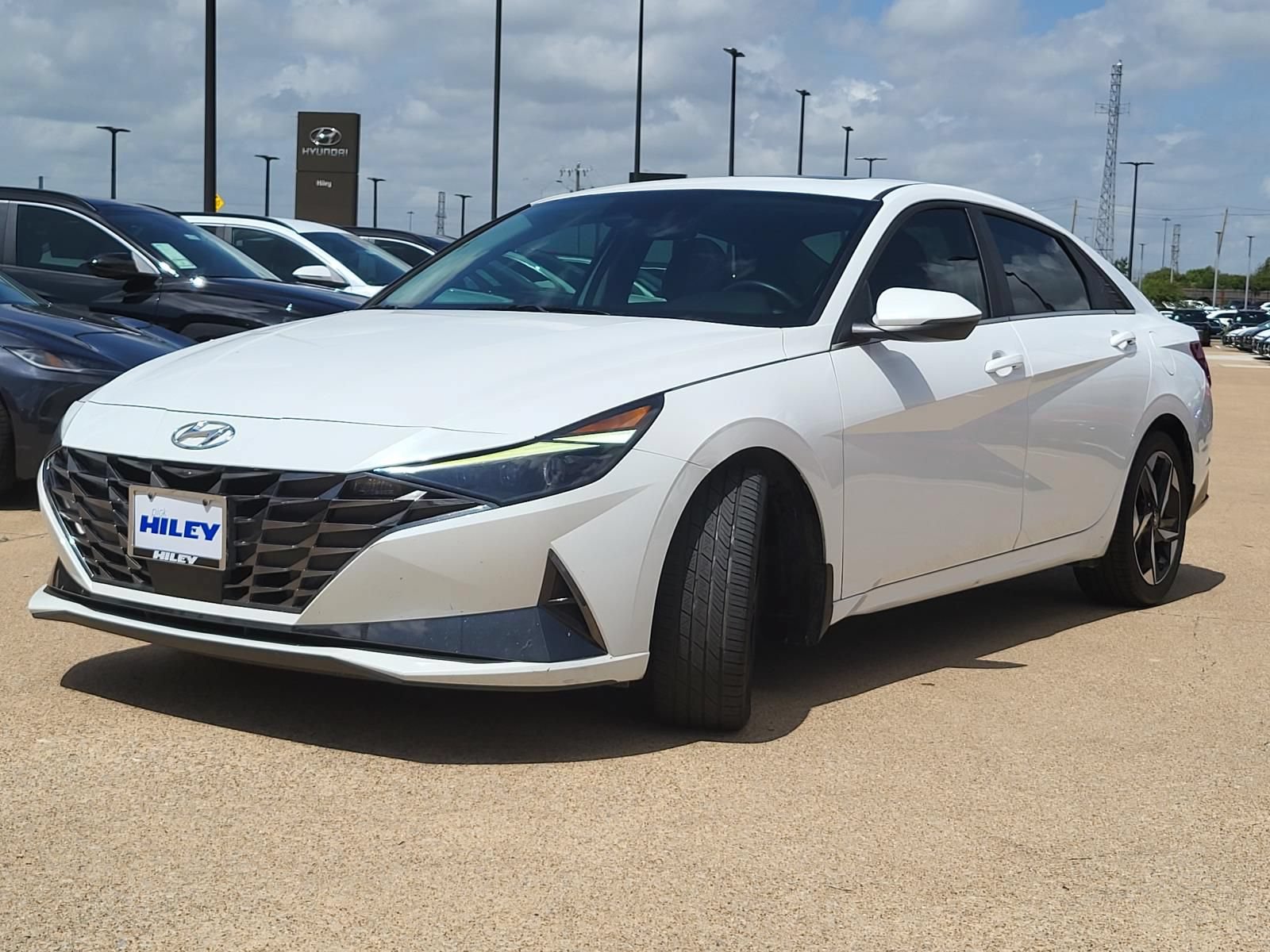 Used 2022 Hyundai Elantra Limited FWD image 2