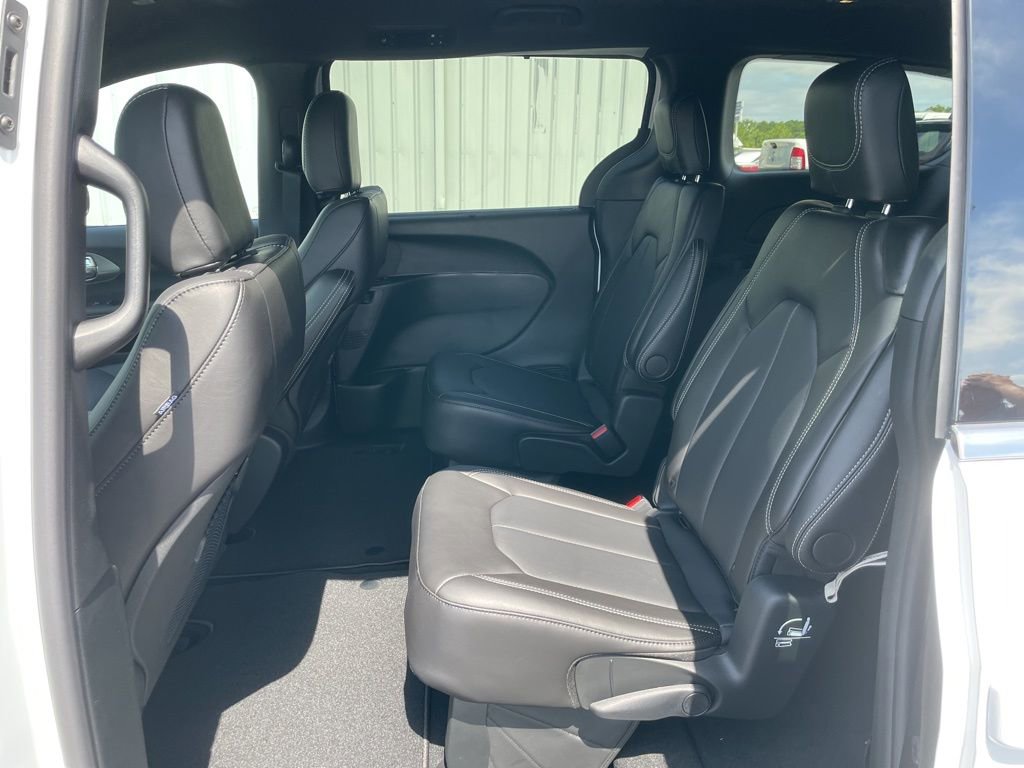 New 2026 Chrysler Pacifica Select image 18