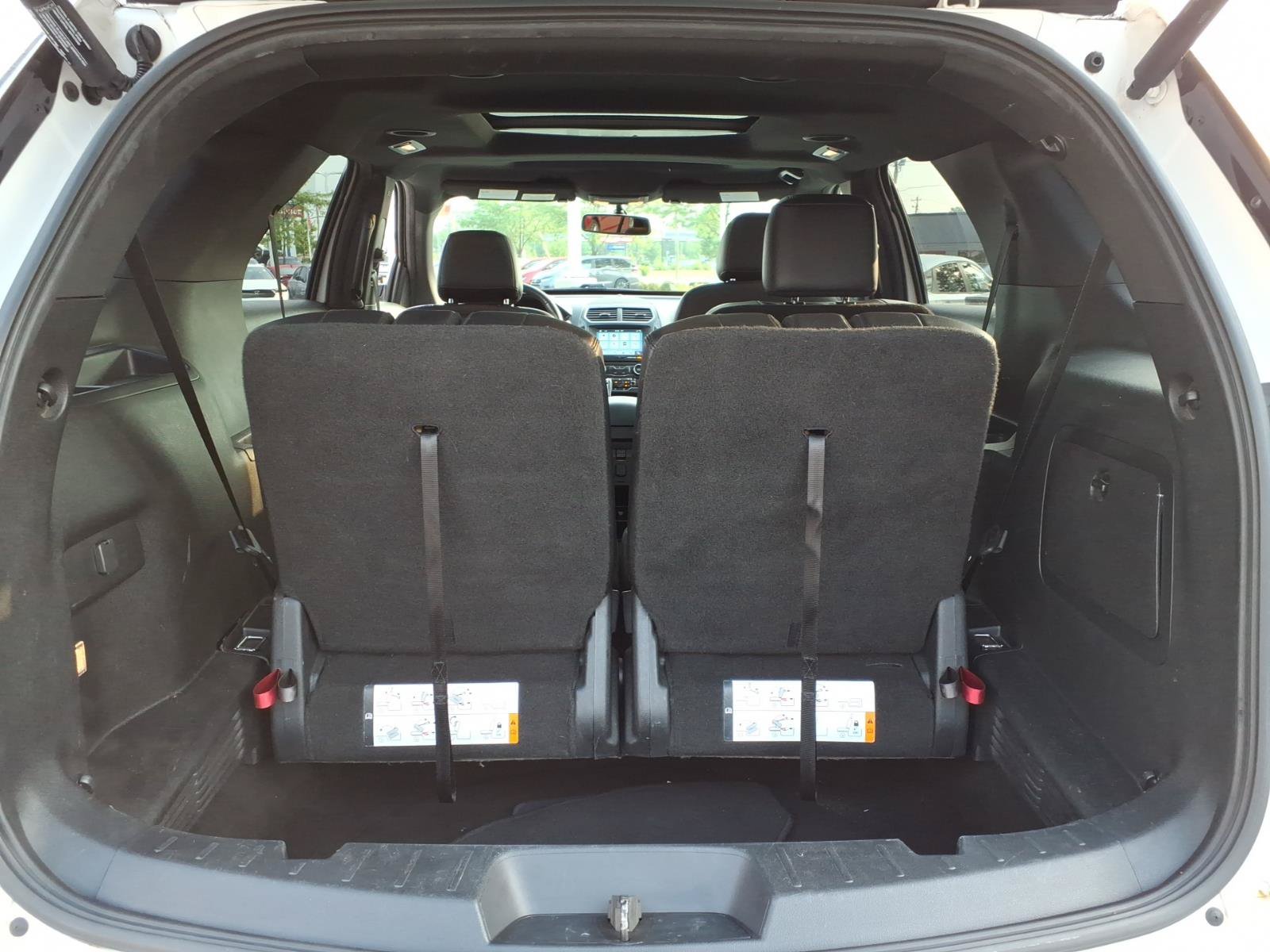 Used 2017 Ford Explorer XLT w/ Equipment Group 202A AWD/4WD image 13