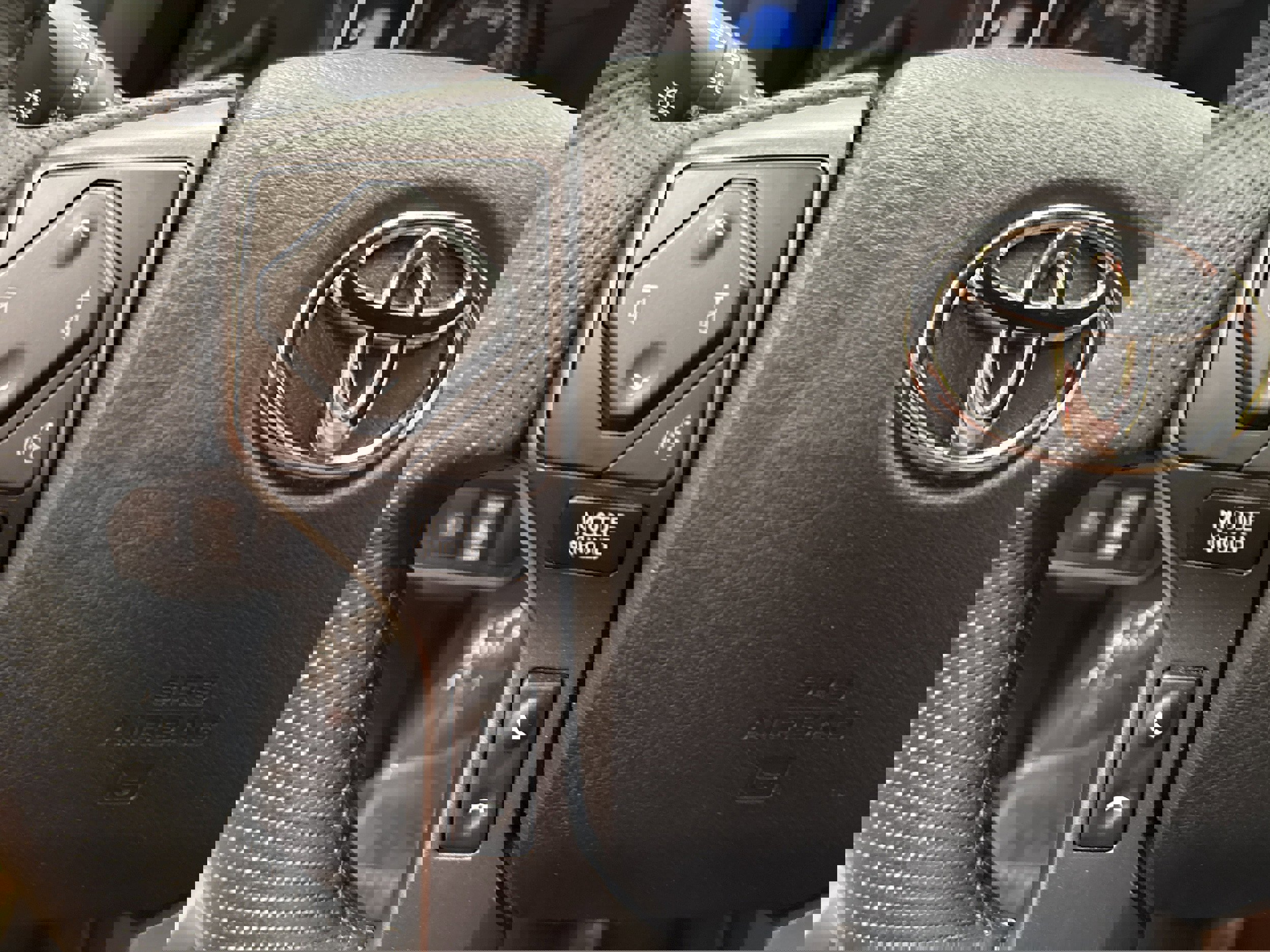 Used 2022 Toyota Tacoma TRD Off-Road AWD/4WD image 31