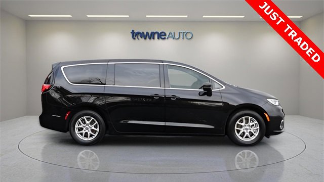 Used 2024 Chrysler Pacifica Touring-L image 8