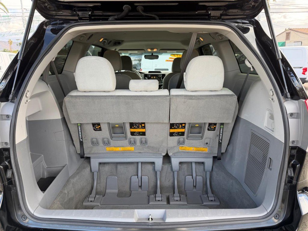 Used 2014 Toyota Sienna L image 39