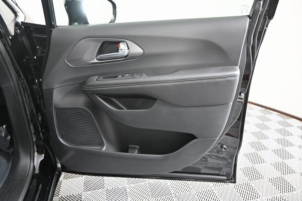 New 2026 Chrysler Pacifica Select image 12