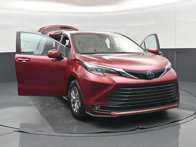 Used 2025 Toyota Sienna XLE FWD image 55