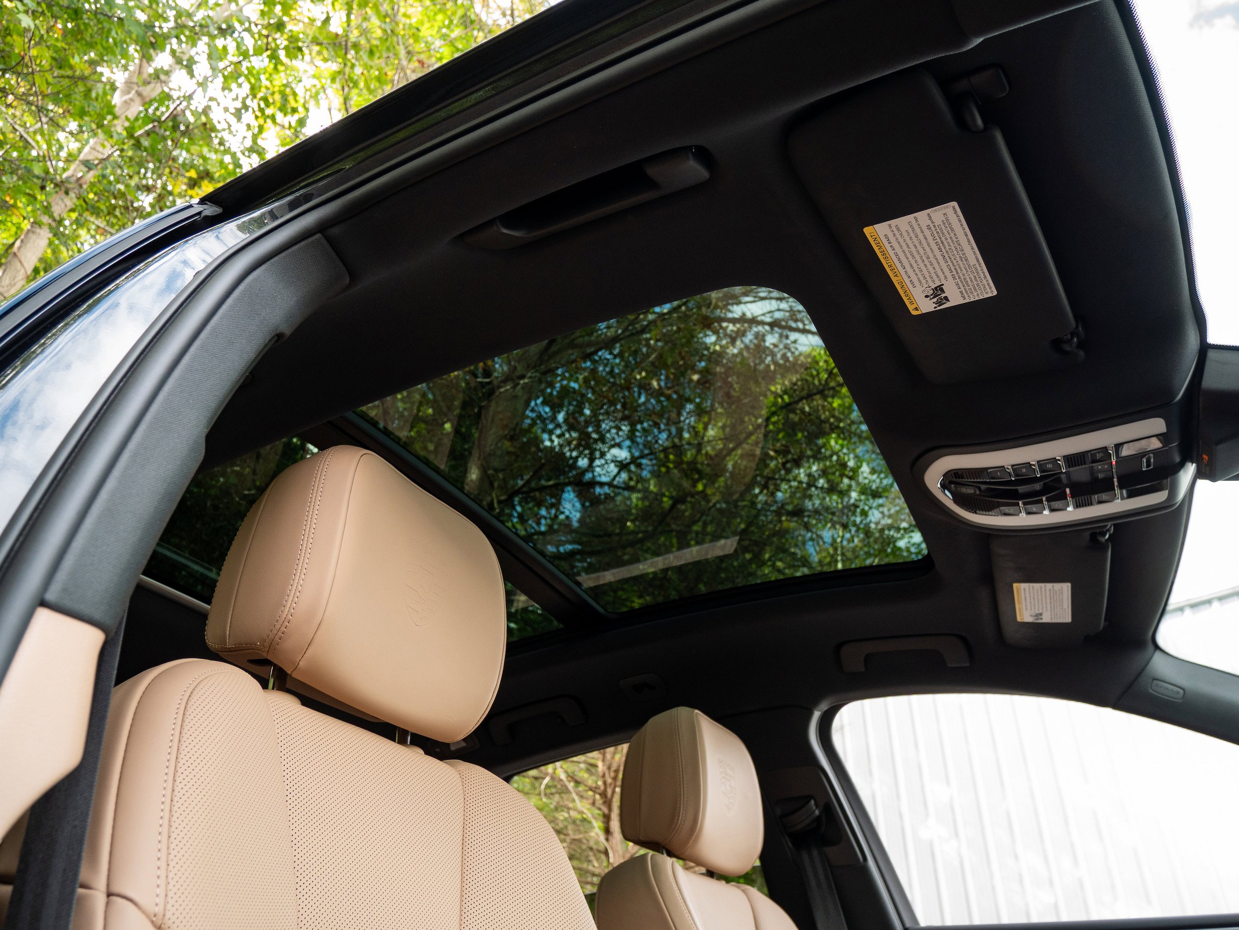 Certified 2025 Porsche Macan AWD/4WD image 38