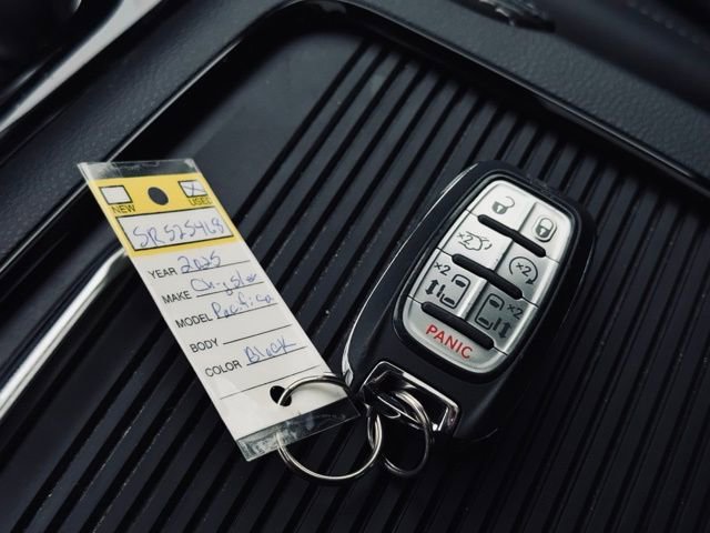 Certified 2025 Chrysler Pacifica Limited image 44