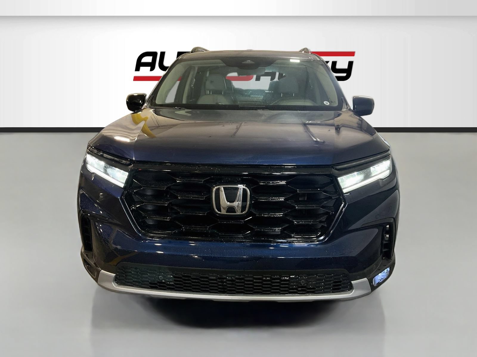 Used 2025 Honda Pilot Touring image 2