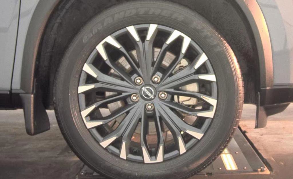 Used 2025 Nissan Rogue SL w/ Tech Package FWD image 5