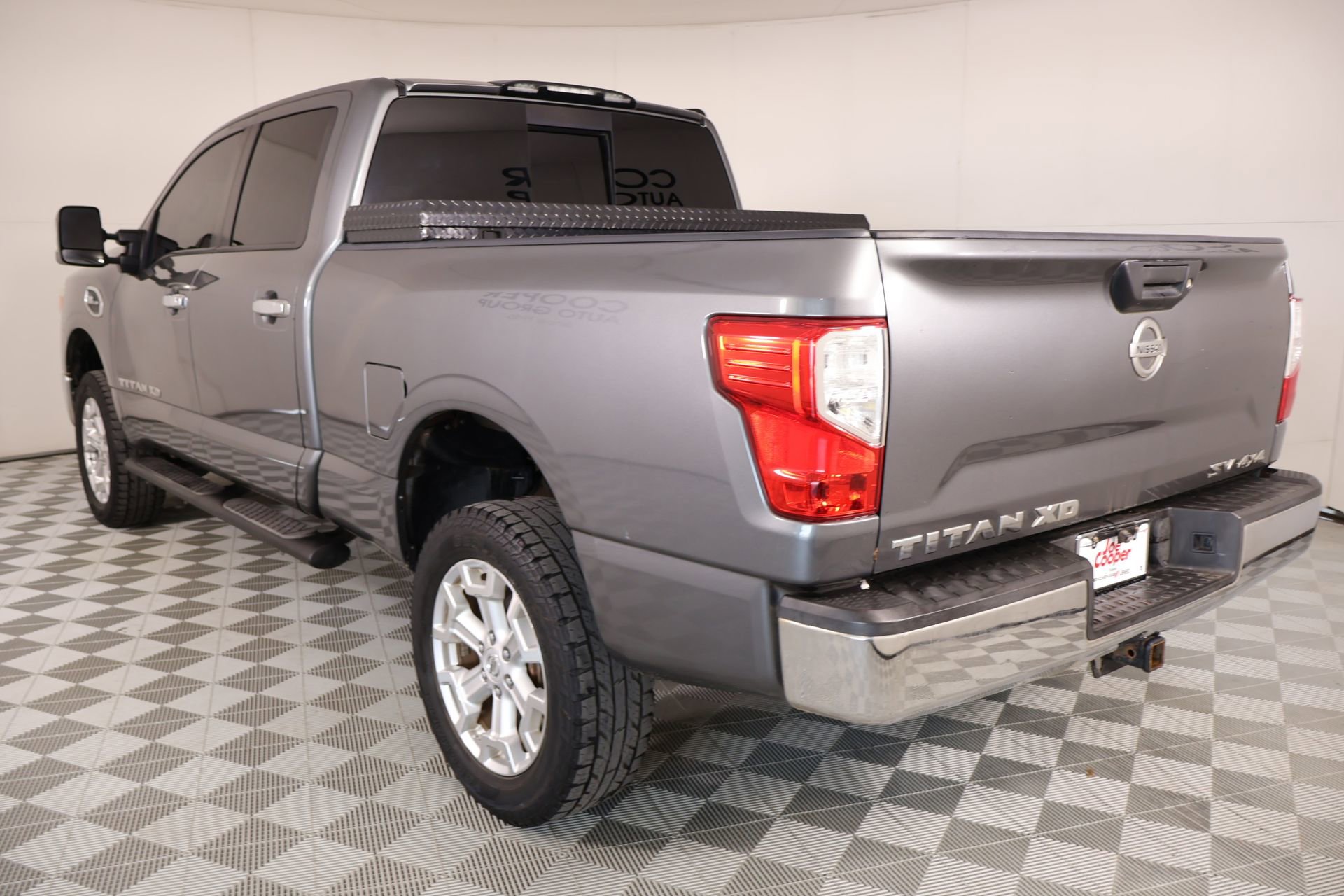 Used 2017 Nissan Titan SV w/ Heavy Duty GAWR Package AWD/4WD image 21