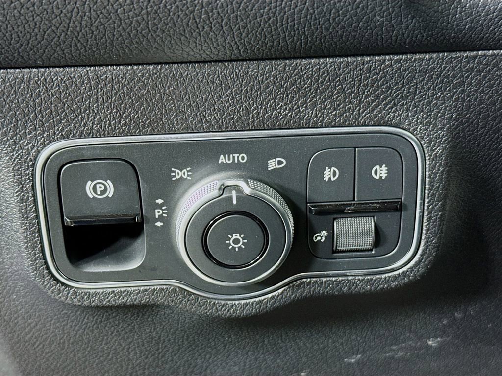 Used 2024 Mercedes-Benz GLB 250 4MATIC image 10