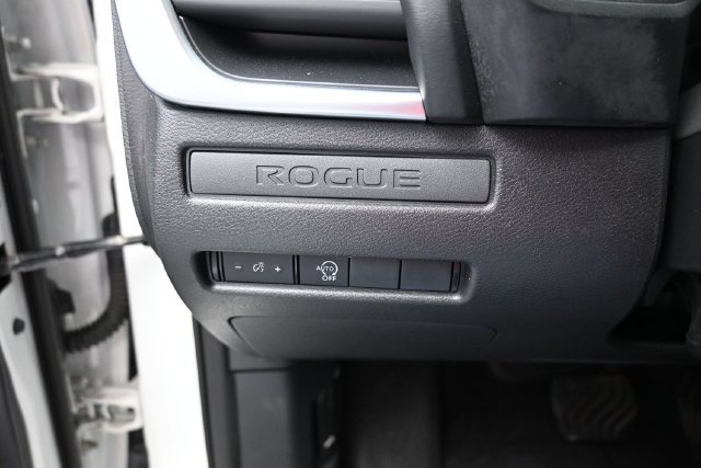 Used 2024 Nissan Rogue S FWD image 30