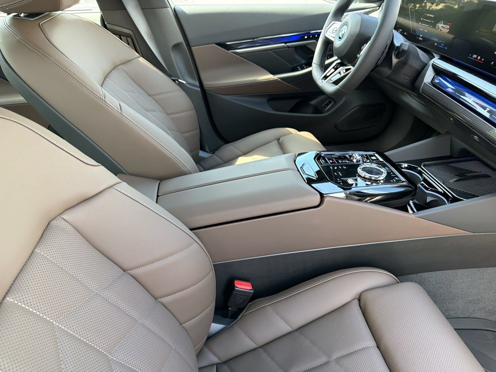 New 2027 BMW 550e xDrive w/ Executive Package AWD/4WD image 22