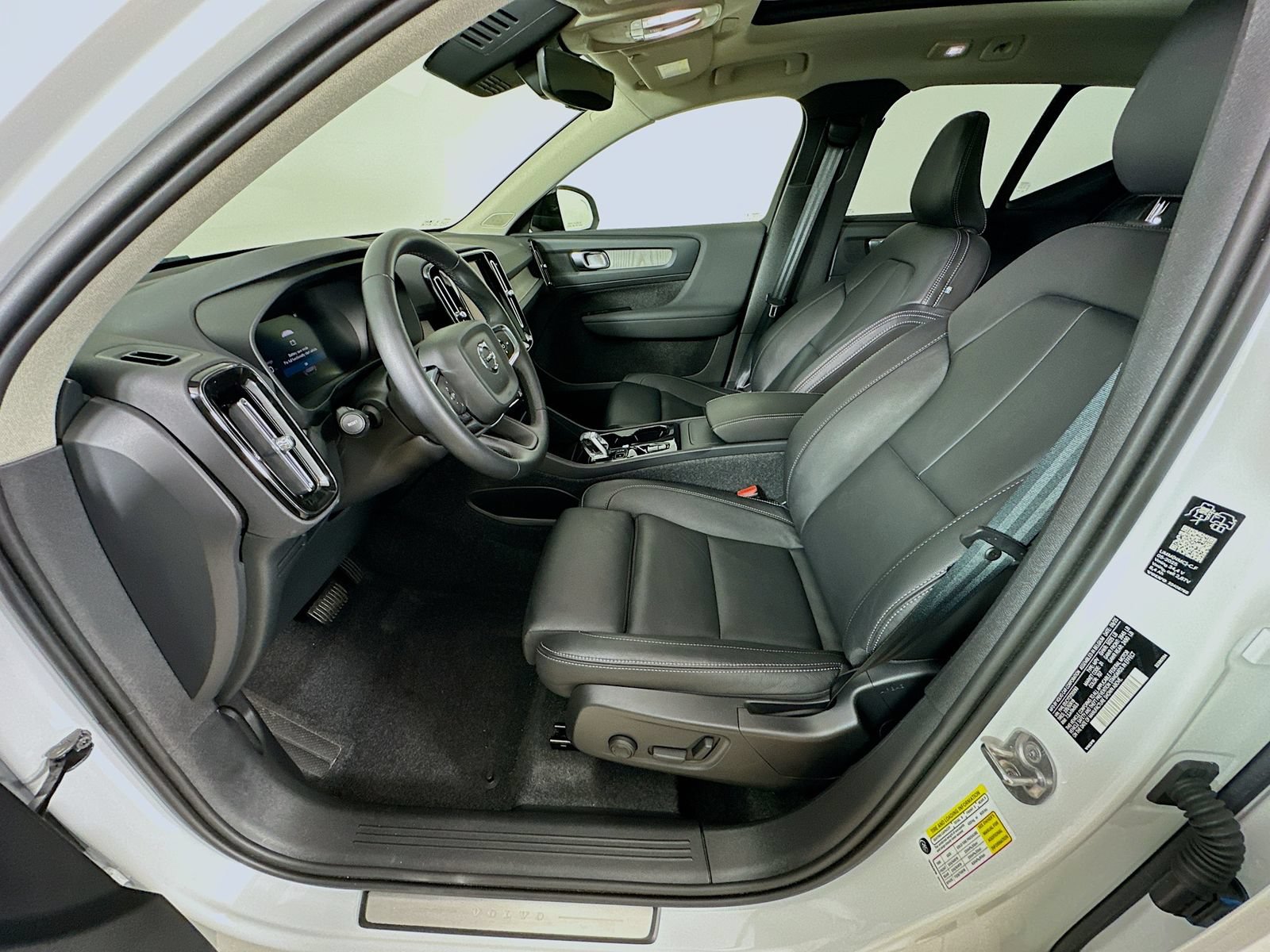 Used 2026 Volvo XC40 B5 Plus AWD/4WD image 32