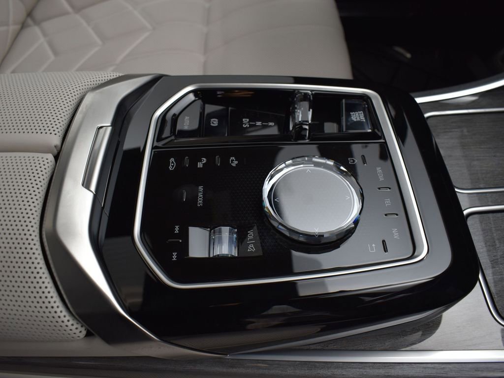 Certified 2024 BMW 760i xDrive w/ Executive Package image 27