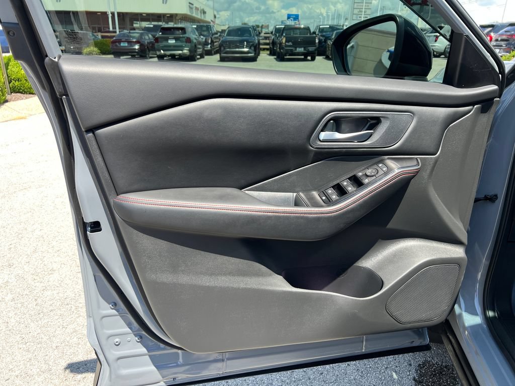 Used 2025 Nissan Rogue SV AWD/4WD image 12