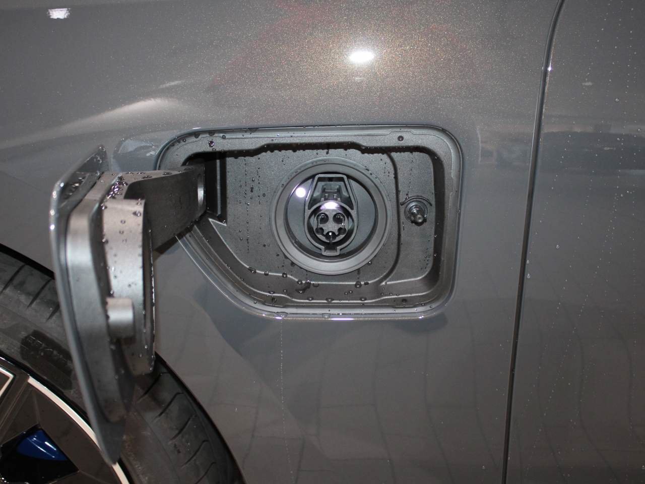 Used 2026 BMW 750e xDrive AWD/4WD image 5