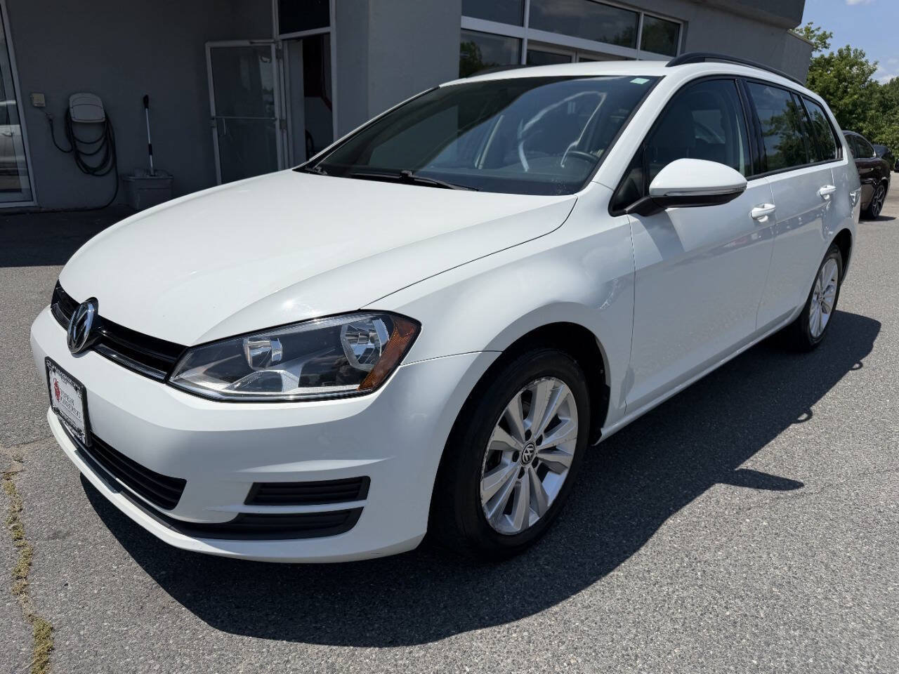 Used 2017 Volkswagen Golf S w/ Driver Assistance Package AWD/4WD image 3