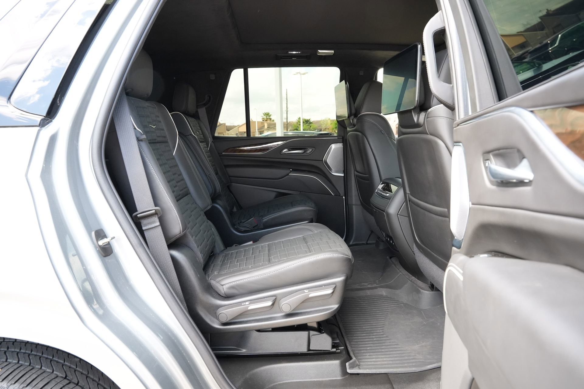 Certified 2024 Cadillac Escalade Sport Platinum w/ LPO, ONYX Package image 25