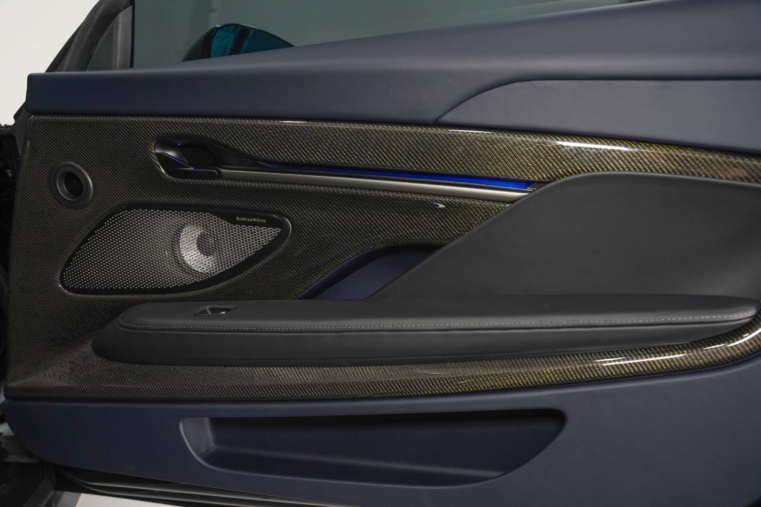 Used 2025 Aston Martin Vanquish RWD image 39