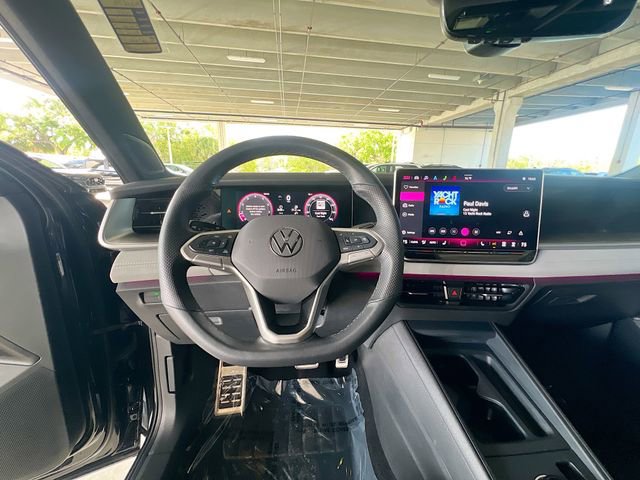 Used 2025 Volkswagen Tiguan SE R-Line image 14