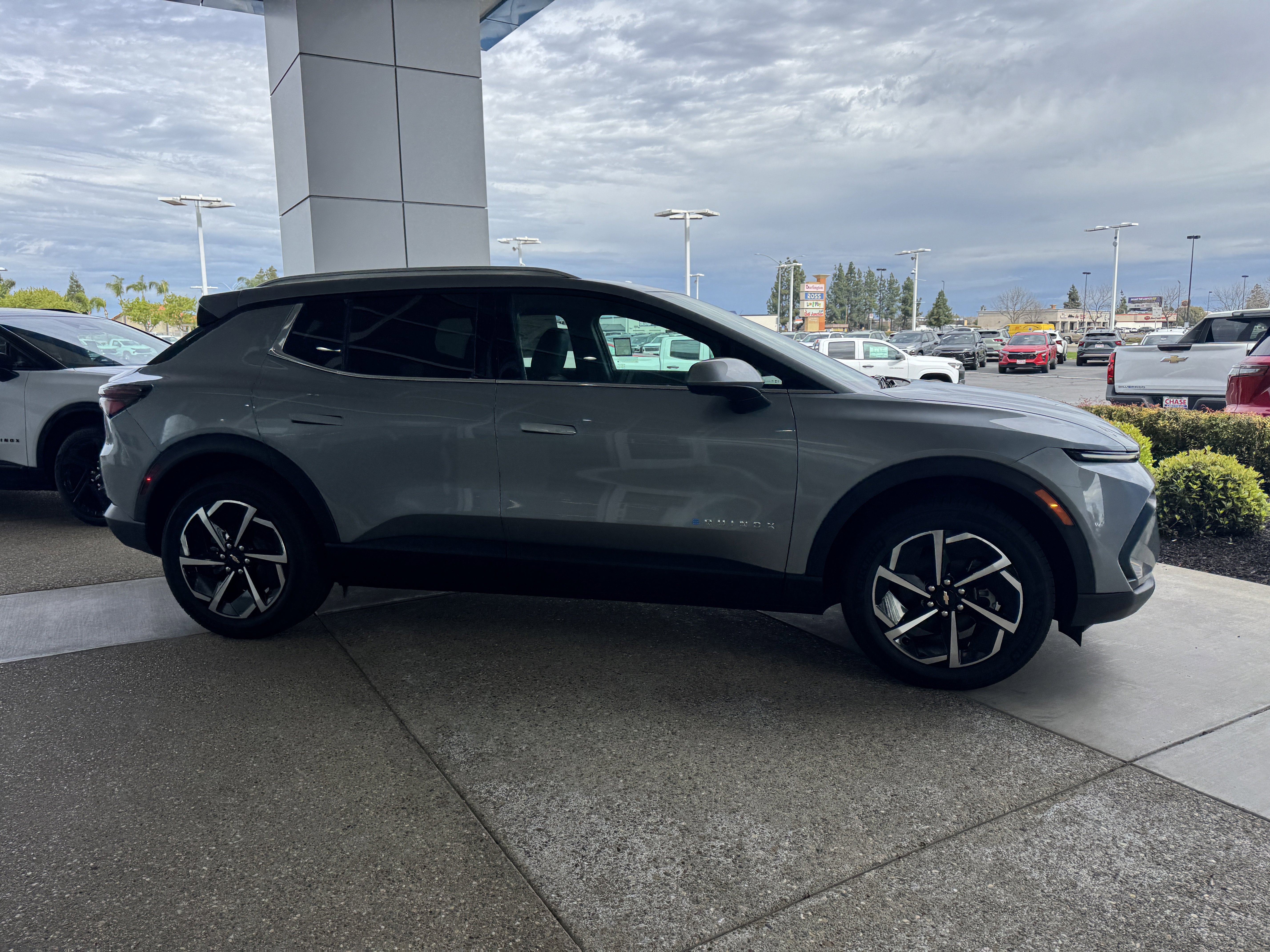 New 2026 Chevrolet Equinox EV LT AWD/4WD image 3