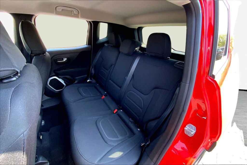 Used 2019 Jeep Renegade Latitude w/ Popular Equipment Group image 16
