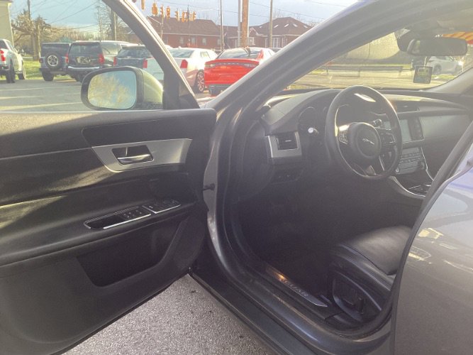 Used 2018 Jaguar XF Premium image 4