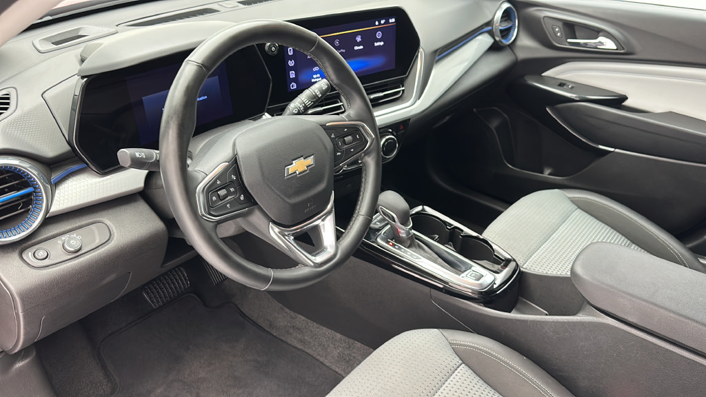 Used 2025 Chevrolet Trax LT w/ LT Convenience Package FWD image 12