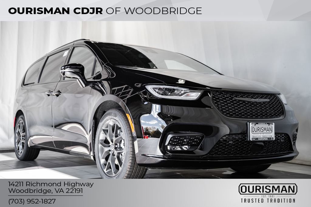 New 2026 Chrysler Pacifica Limited w/ Uconnect Theater Family Group