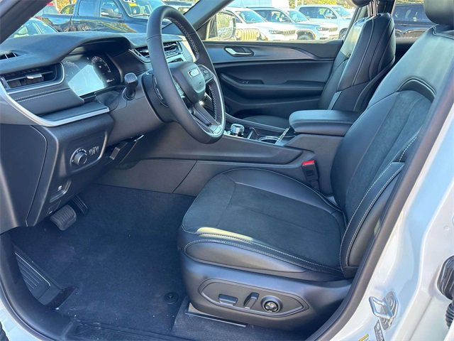 New 2025 Jeep Grand Cherokee Altitude image 8