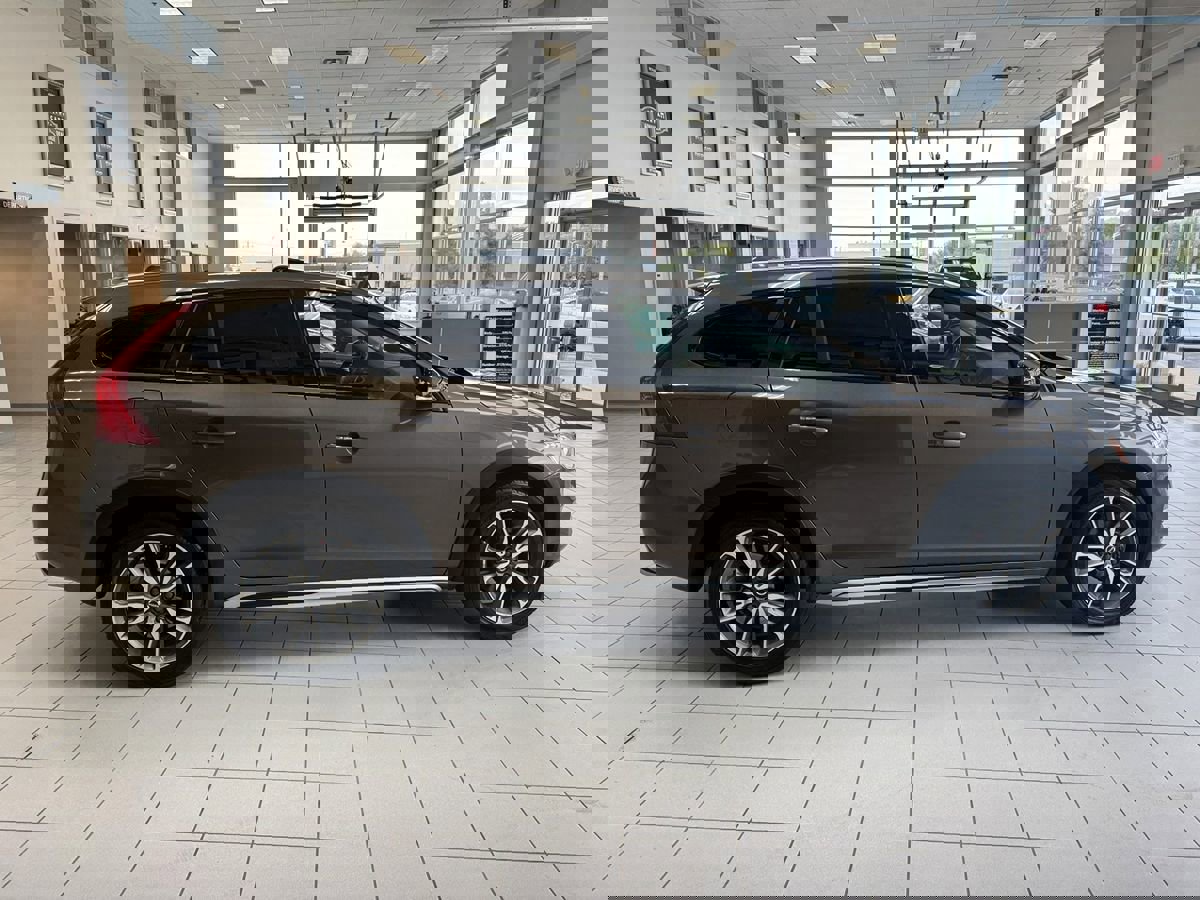 Used 2018 Volvo V60 T5 Cross Country w/ Convenience Package image 8