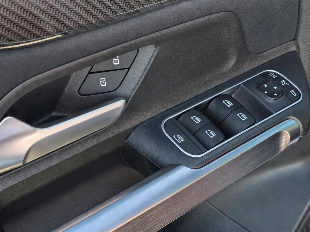 Used 2022 Mercedes-Benz GLB 250 4MATIC image 35