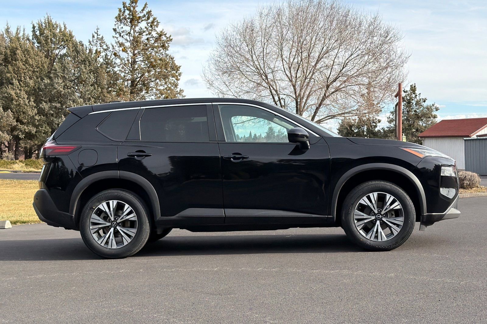 Used 2023 Nissan Rogue SV image 3