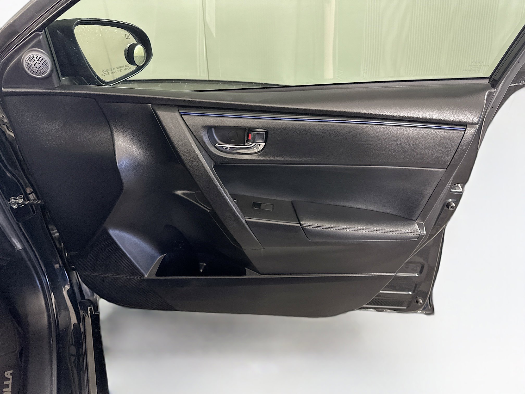 Used 2018 Toyota Corolla SE w/ SE Premium Package FWD image 30