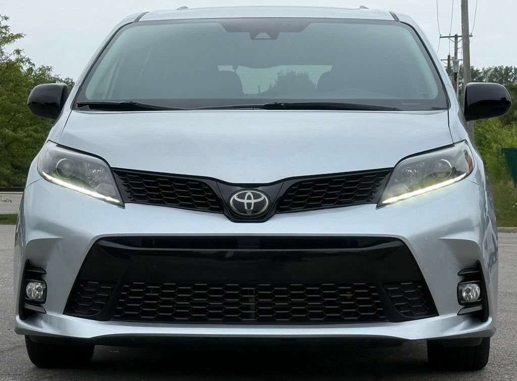 Used 2020 Toyota Sienna SE Premium w/ Nightshade Edition FWD image 9