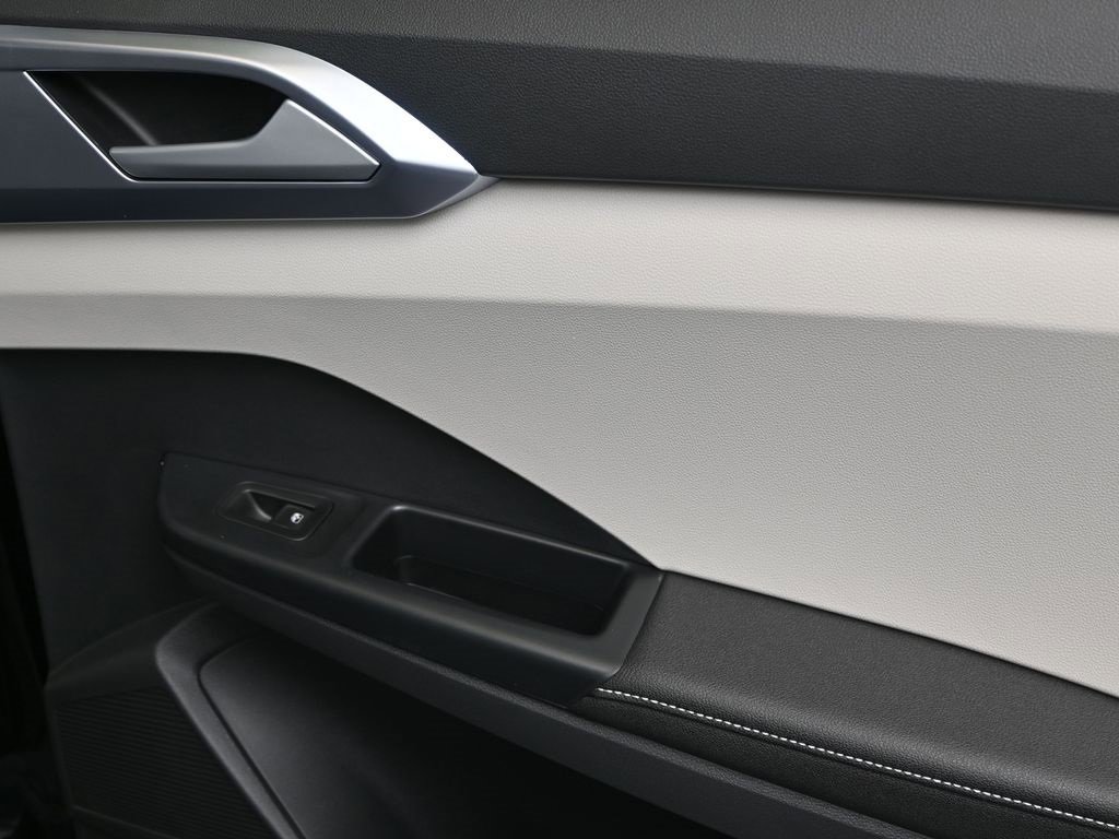 New 2025 Volkswagen Taos SE image 14