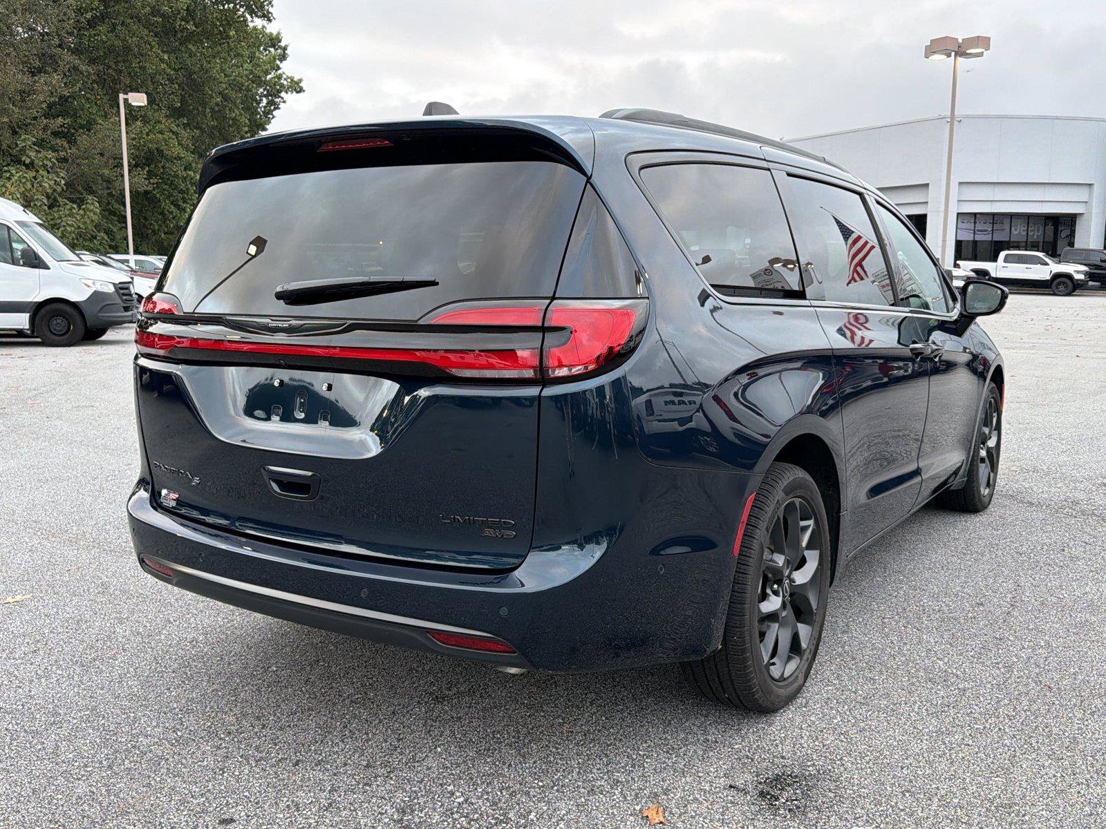 Used 2025 Chrysler Pacifica Limited AWD/4WD image 5