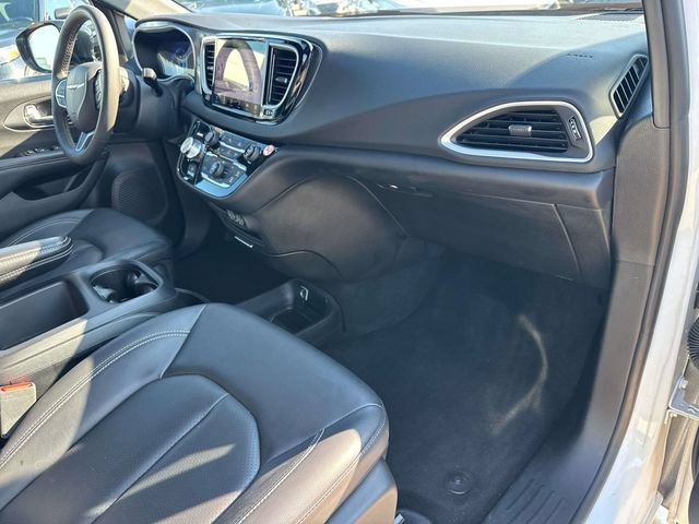 Used 2025 Chrysler Pacifica Select FWD image 17
