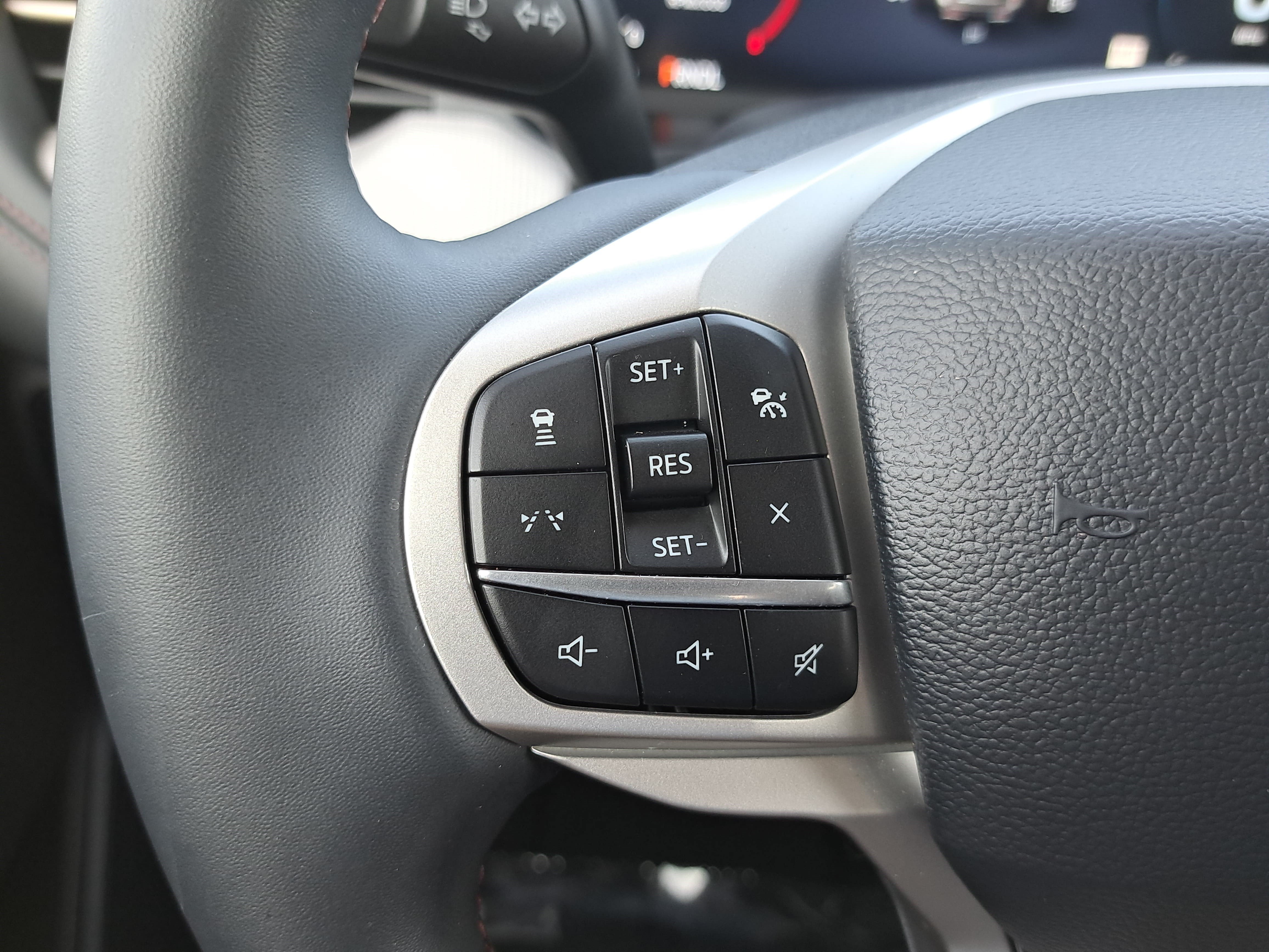 Used 2025 Ford Explorer Active AWD/4WD image 18
