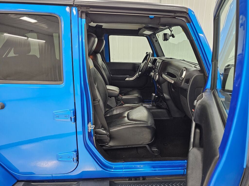 Used 2015 Jeep Wrangler Unlimited Sahara w/ Connectivity Group AWD/4WD image 17