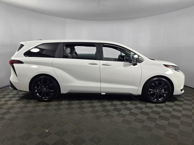 Used 2025 Toyota Sienna XSE FWD image 10