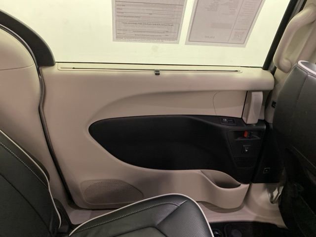 Used 2024 Chrysler Pacifica Limited image 24