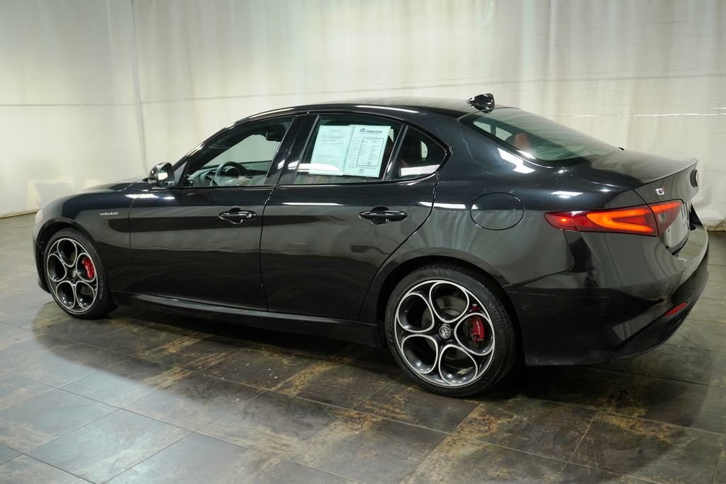 Used 2023 Alfa Romeo Giulia Veloce AWD/4WD image 7